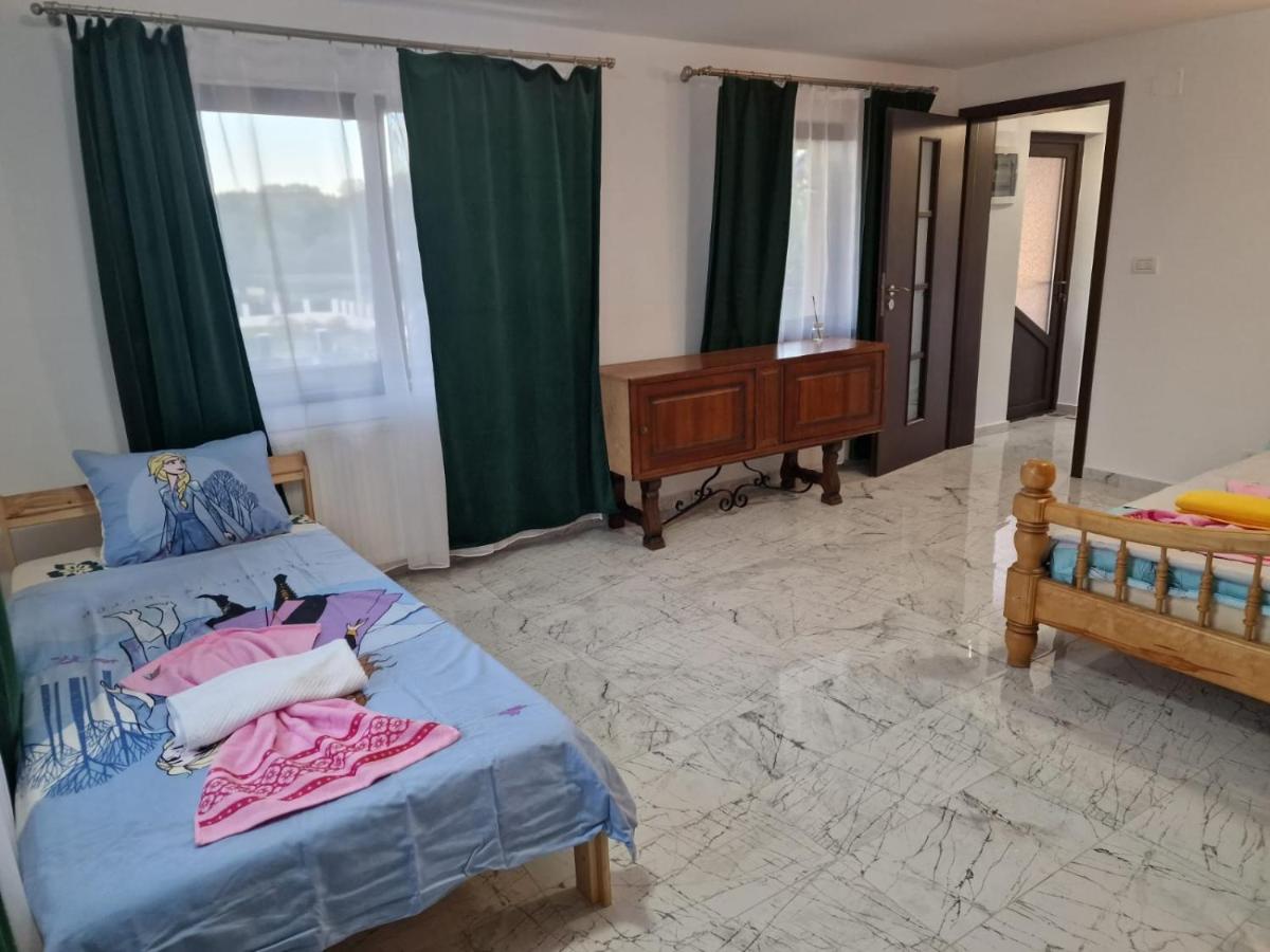 Casa Iuliana Hotel Horezu Bagian luar foto